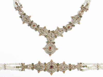 Demi Parure in Oro Rosa 500/1000 con Rubini, Smeraldi e Microperle