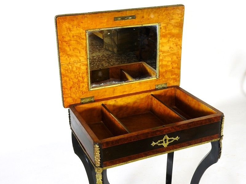 Tavolino in Legno Ebanizzato e Impiallacciato in Noce