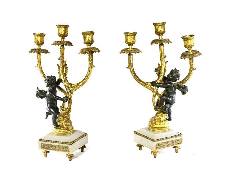 Coppia di Candelabri in Metallo Dorato e Patinato