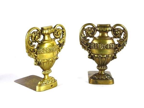 Coppia di fermalibri in bronzo dorato e ottone