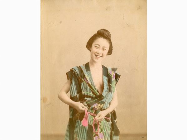 Girl wearing traditional dresses  (1900 circa)  - Asta Fotografie tra Ottocento e Novecento - Maison Bibelot - Casa d'Aste Firenze - Milano