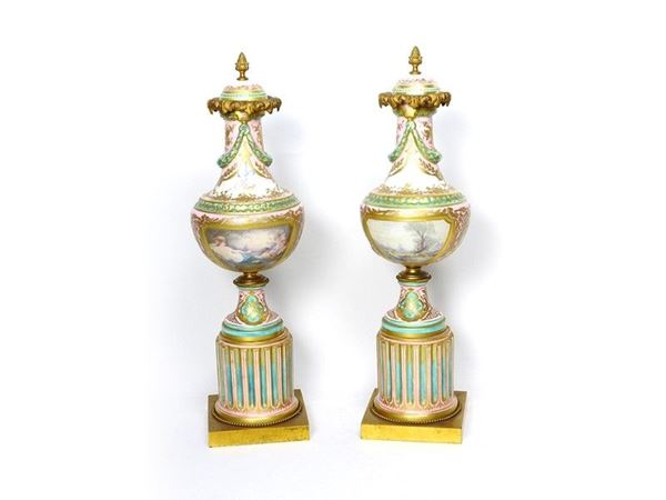 Coppia di vasi in porcellana policroma e bronzo dorato