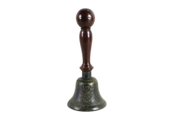 Grande campana in bronzo decorata a rilievo